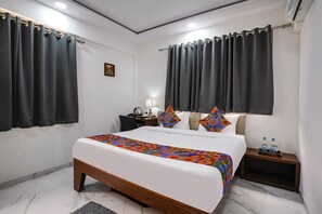 Deluxe Room | Egyptian cotton sheets, premium bedding, in-room safe, desk - Fabhotel Fortuna Inn (Navi Mumbai)