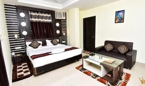 Egyptian cotton sheets, premium bedding, in-room safe, free WiFi