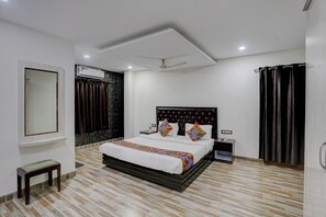 Egyptian cotton sheets, premium bedding, in-room safe, free WiFi - FabHotel The Sky - Nr. St. Alex Church & Calangute Beach (Calangute)