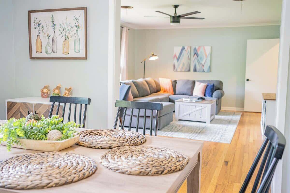 Télévision, livres, espaces bureaux