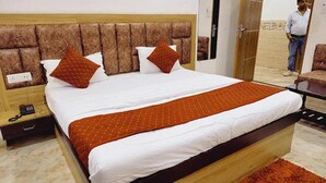 Deluxe Room | Egyptian cotton sheets, premium bedding, in-room safe, WiFi (free) - Fabhotel Elegance (Faizabad)