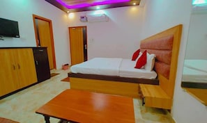 Egyptian cotton sheets, premium bedding, in-room safe, free WiFi - Fabhotel Elegance (Faizabad)