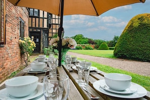 تناول الطعام بالخارج