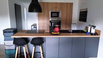 Refrigerador, microondas, horno y parrilla de estufa