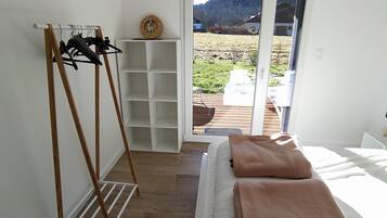 2 habitaciones, tabla de planchar con plancha y cuna de viaje