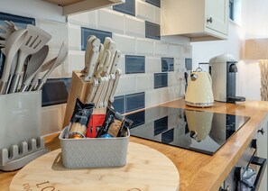 Réfrigérateur, un four, surface de cuisson, grille-pain