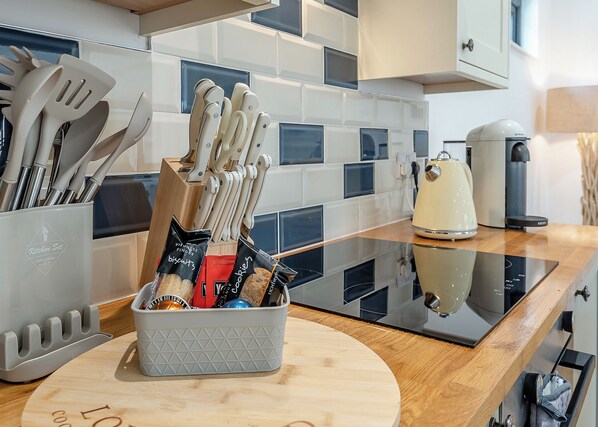 Réfrigérateur, un four, surface de cuisson, grille-pain