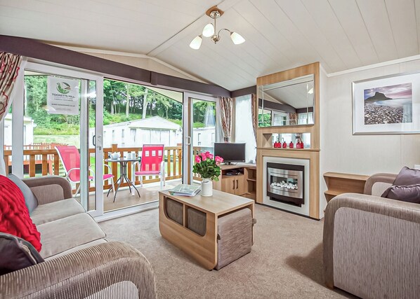 Living area - Bordeaux (Pet Friendly) (Guisborough, Saltburn-by-the Sea)