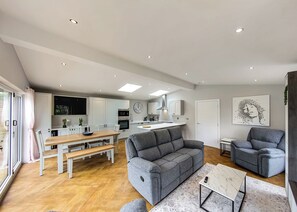 Living area - Superb bespoke lodge with two bedrooms sleeping up to four people. (Laceby)