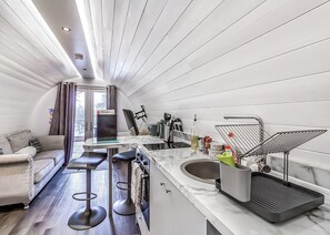 Kylskåp, ugn, spishäll och brödrost