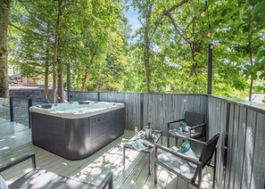 Bañera de hidromasaje al aire libre