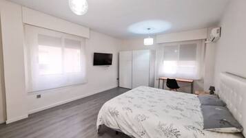 3 sovrum, skrivbord, ljudisolering och strykjÀrn/strykbrÀda