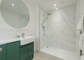 Bathroom - 3 bedroom accommodation in Orby (Orby)