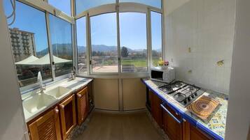 Frigorifero, microonde, piano cottura, macchina per tè/caffè