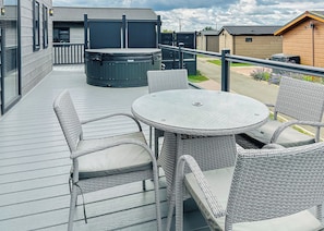 Outdoor dining - 2 bedroom accommodation in Tewkesbury (Tewkesbury)