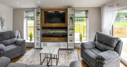 Superb bespoke lodge with two bedrooms sleeping up to four people.