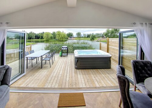 Superb bespoke lodge with two bedrooms sleeping up to four people.