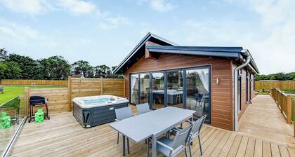 Superb bespoke lodge with two bedrooms sleeping up to four people.