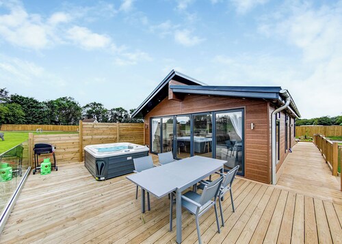 Superb bespoke lodge with two bedrooms sleeping up to four people.