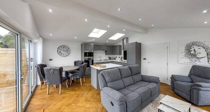 Superb bespoke lodge with two bedrooms sleeping up to four people.