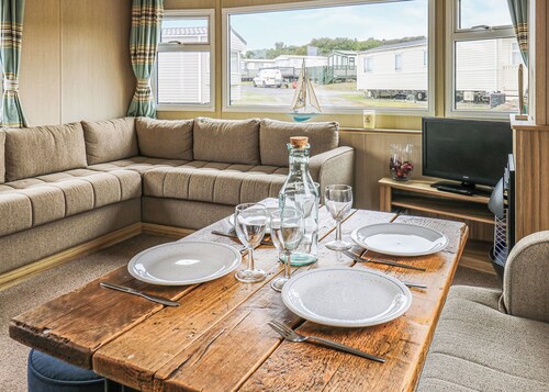 Large 12ft-wide caravan with one double with en suite W.