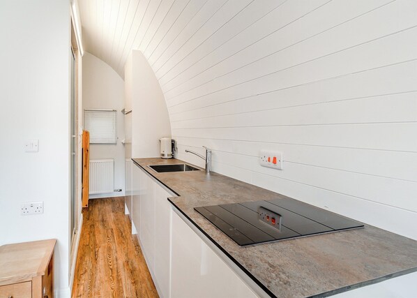 Frigorífico, horno, placa de cocina y tostadora
