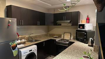 Refrigerador, microondas, horno y parrilla de estufa