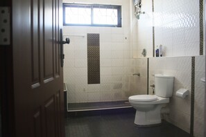 Towels, soap, toilet paper - Spacious Cosy 4Bedroom Apartment Nyali, Great Oceanview, 2 min walk to the Beach (Mombasa)