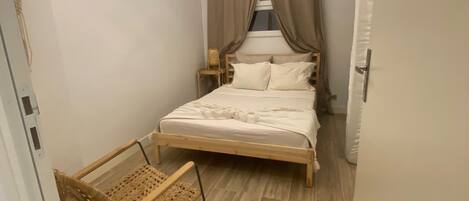 1 slaapkamer, een strijkplank/strijkijzer, wifi, beddengoed