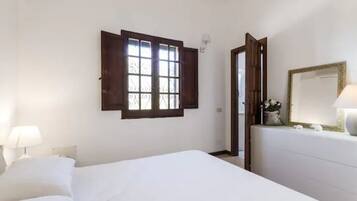 2 chambres, coffres-forts dans les chambres, fer et planche Ă repasser