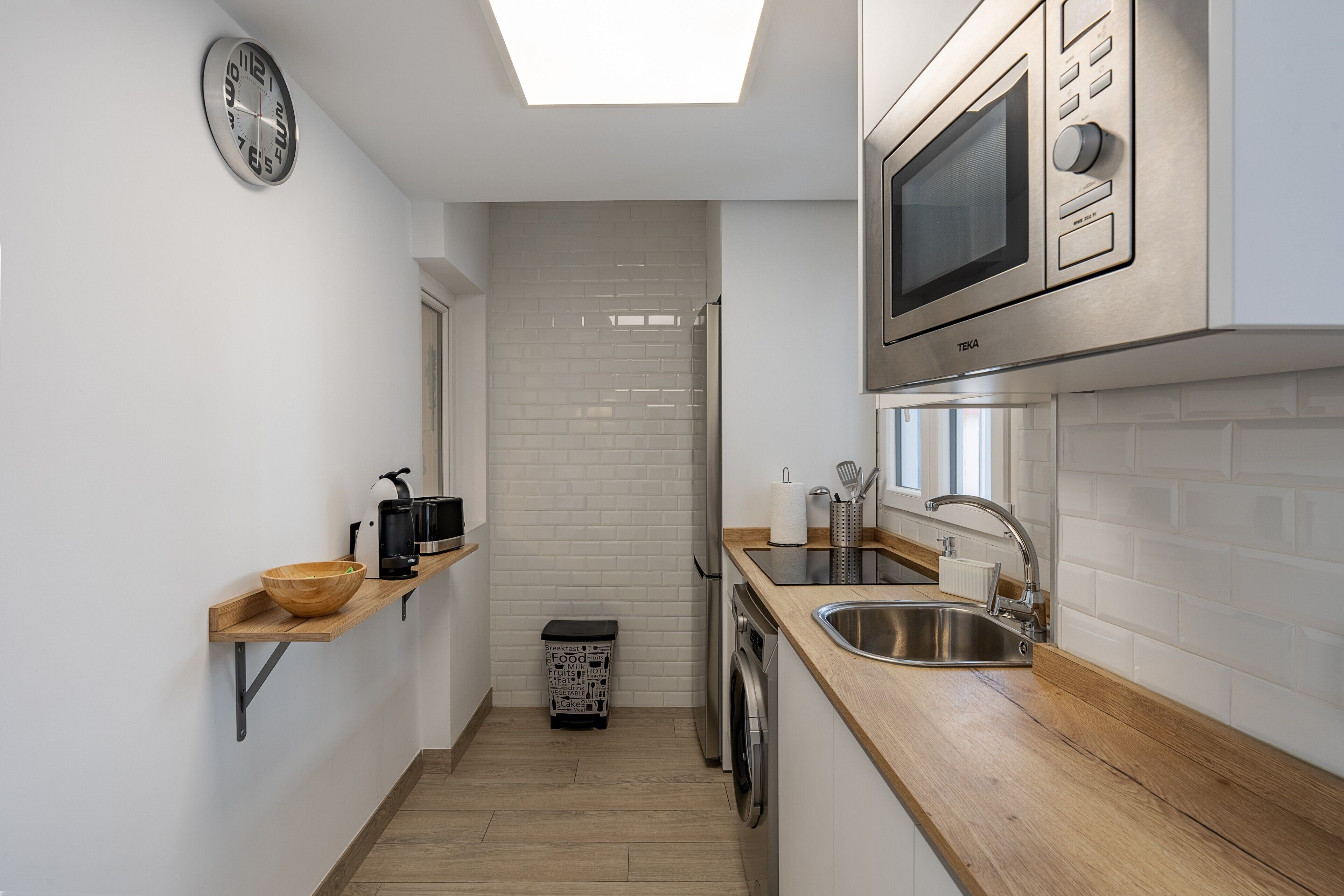 Kühlschrank, Mikrowelle, Herdplatte, Wasserkocher mit Kaffee-/Teezubehör