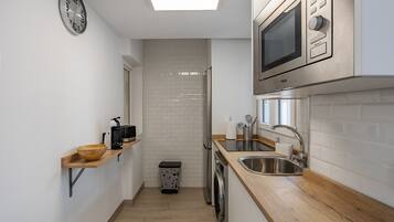 Kühlschrank, Mikrowelle, Herdplatte, Wasserkocher mit Kaffee-/Teezubehör