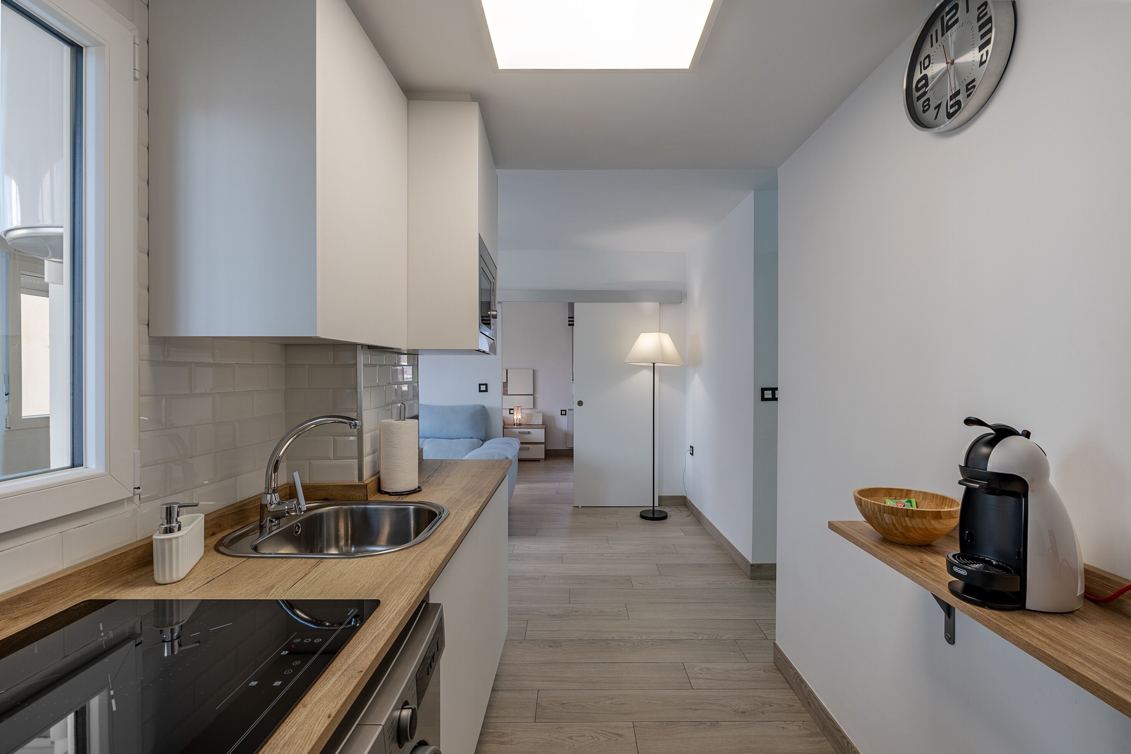 冷蔵庫、電子レンジ、コンロ、コーヒー / ティーメーカー