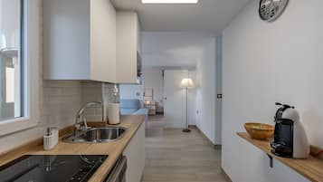 Kühlschrank, Mikrowelle, Herdplatte, Wasserkocher mit Kaffee-/Teezubehör