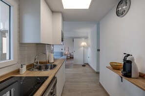 Fridge, microwave, stovetop, coffee/tea maker - Apartment 'Maravillosa Cala' with Sea View, Shared Pool and Wi-Fi (Calahonda)