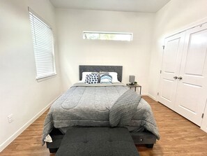 2 bedrooms, iron/ironing board, WiFi, bed sheets - NEW! 5 min from Mall, Airport, and Dinning! (McAllen)