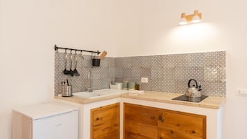 Fridge, stovetop, dishwasher, coffee/tea maker