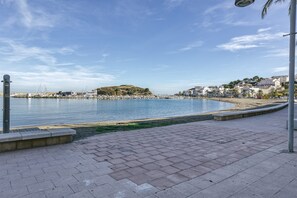 På stranden