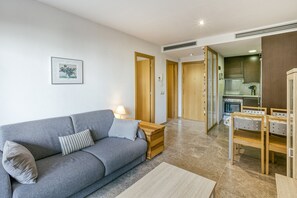 TV - Apartment 'Maritimo' with Private Terrace, Wi-Fi and Air Conditioning (Llança)