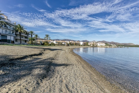 On the beach. Apartment 'Maritimo' with Private Terrace, Wi-Fi and Air Conditioning
