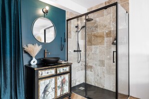 Shower, hair dryer, towels - Contemporary Loft with Terrace and Air Conditioning Steps from Central Bordeaux (Bordeaux)