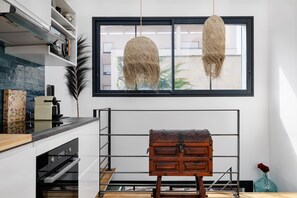 Réfrigérateur, micro-ondes, four, plaque de cuisson