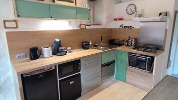 Køleskab, mikrobølgeovn, ovn, kogeplade