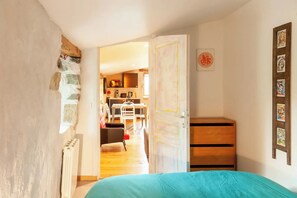 2 slaapkamers, een strijkplank/strijkijzer, gratis wifi, beddengoed