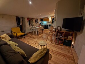 TV - Holiday Home 'L'Atelier' with Shared Pool, Private Garden and Wi-Fi (Saint-Martin-sur-Lavezon)