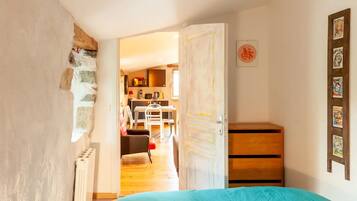 2 bedrooms, iron/ironing board, free WiFi, bed sheets