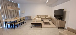 Deluxe-Apartment | Wohnbereich | 100-cm-Smart-TV mit Kabelempfang, Fußbodenheizung