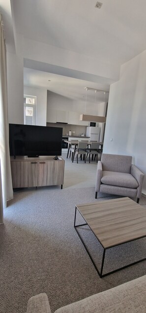 Deluxe-Studio | Wohnbereich | 100-cm-Smart-TV mit Kabelempfang, Fußbodenheizung