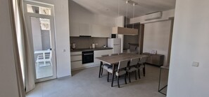 Deluxe Studio | Living area | 100-cm Smart TV with cable channels, heated floors - iComfort Aparthotel (Timisoara)