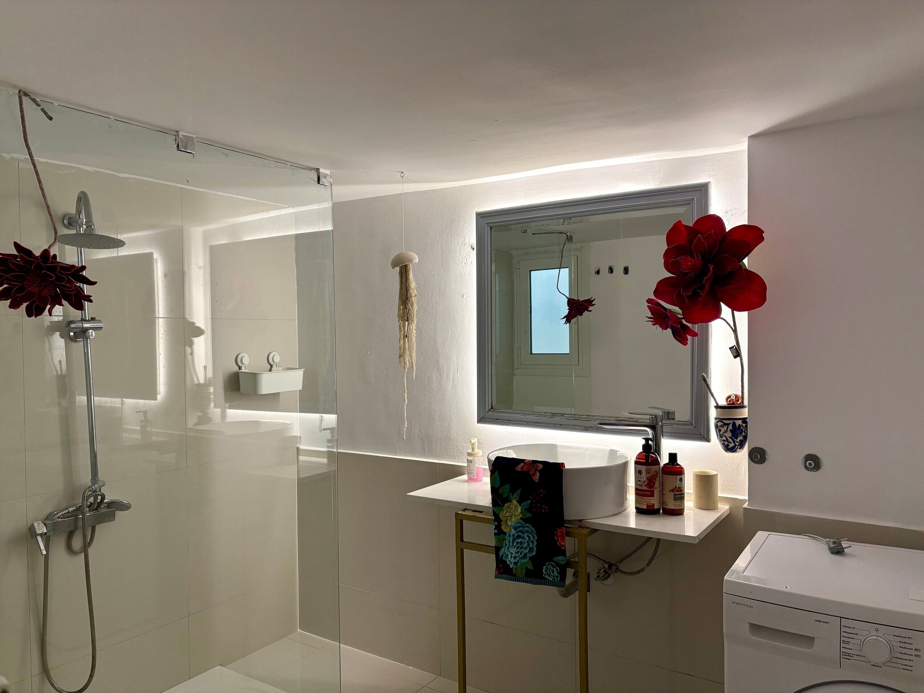 Een douche, een haardroger, handdoeken